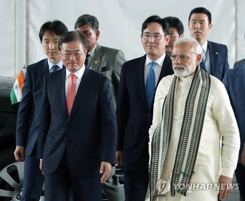 작년 7월 인도를 국빈 방문했던 문대통령과 나렌드라 모디 총리가 노이다시 삼성전자 제2공장 준공식에 도착, 이재용 부회장의 안내를 받으며 행사장으로 입장했던 모습. 연합뉴스